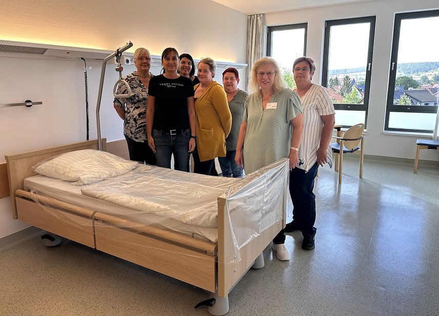 Bild: Pflegedienstleiterin Karin P&auml;tz (2. v. re.) und der Gro&szlig;teil ihres Pflegeteam