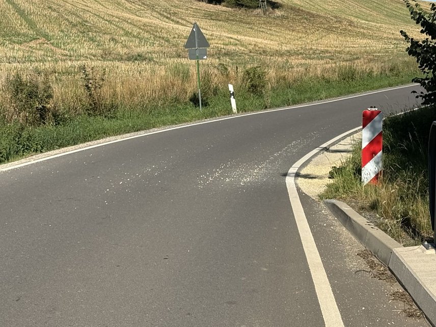 Bild: Kreisstra&szlig;e zwischen Herreden und H&ouml;rningen mit Split auf der Stra&szlig;e