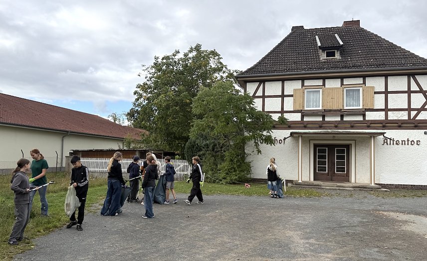 Bild: Sch&uuml;ler der Lessing-Schule beim Saubermachen