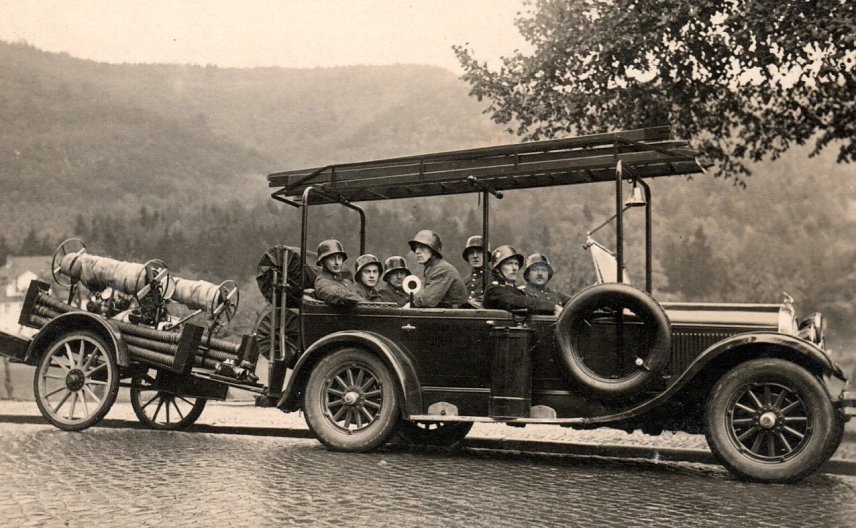 Bild: Die Freiwillige Feuerwehr &Ouml;lfelds im j&auml;hre 1933 vor der Schafswiese