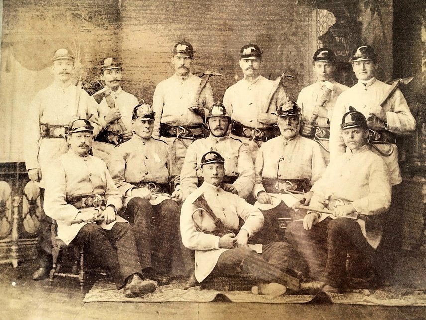 Bild: Gr&uuml;nder der Freiwilligen Feuerwehr Ilfeld 1885:von links stehend Hermann Bornemann, Fritz Libau, Carl Hoppe, Carl Schulz, W. Sch&uuml;ler, Carl Hans sitzend Links Ernst Beckmann, G. Stadelmann, Robert Schemm, Witschel, Herbohte vorn Hermann B&ouml;ttcher 