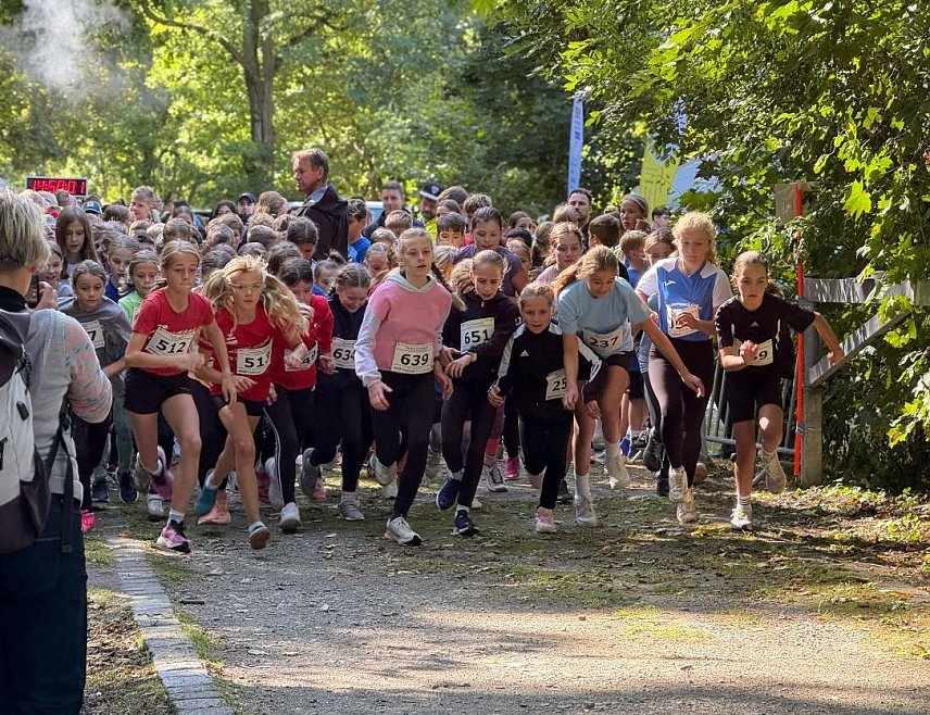 Bild: Start mit Pistole und elektronischer Zeitmessung: Mittendrin Sportlehrer und Organisator Hardy Krause
