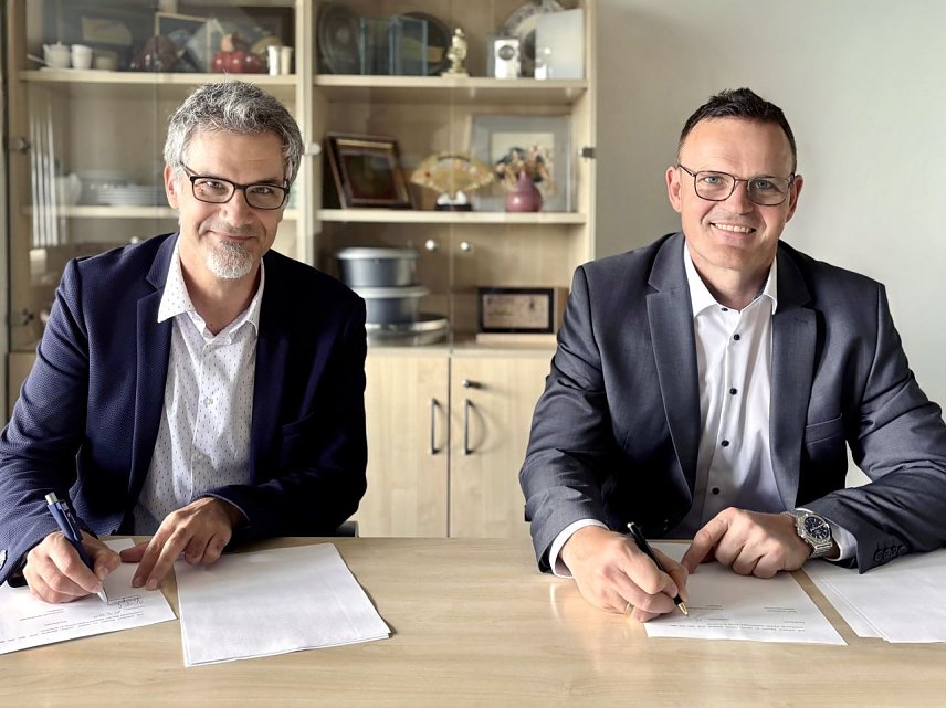 Bild: Gemeinsam f&uuml;r Bildung und Zukunft: Oberb&uuml;rgermeister Kai Buchmann (links) und Hochschulpr&auml;sident Prof. Dr. J&ouml;rg Wagner (rechts) bei der Unterzeichnung der Kooperationsvereinbarung.