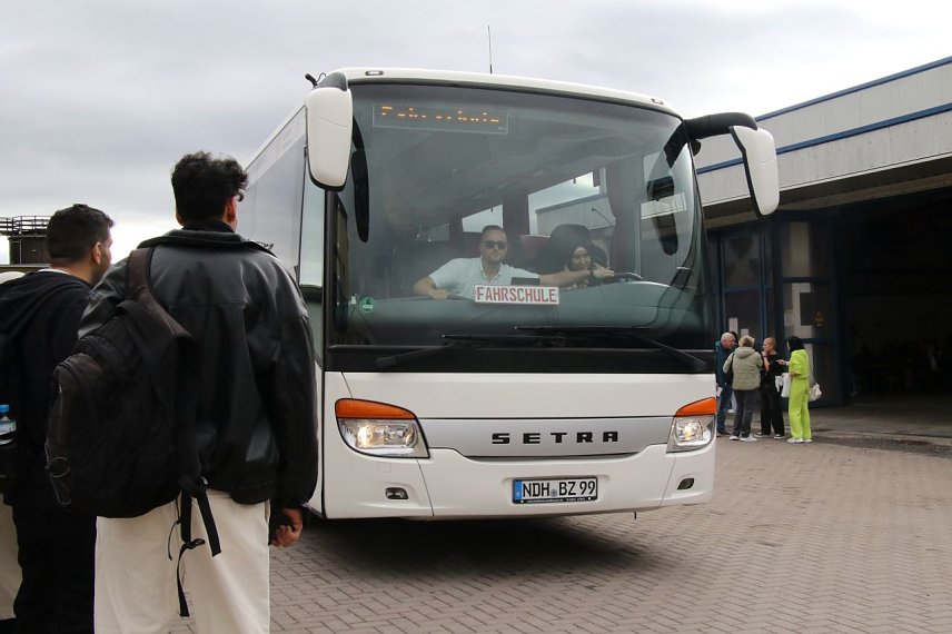 Bild: Einmal am ganz gro&szlig;en Lenkrad sitzen - zur Berufsmesse der Stadtwerke durften man auch den Bus einmal um den Block bewegen