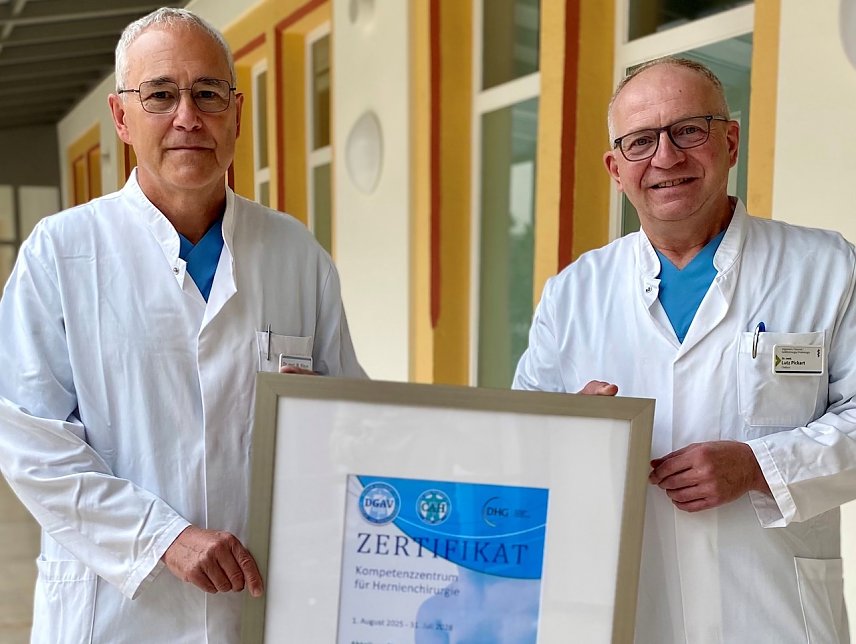 Bild: Leitender Oberarzt Dr. med. Michael Klaus sowie Chefarzt Dr. med. Lutz Pickart der Klinik f&uuml;r Allgemein-, Viszeral- und Gef&auml;&szlig;chirurgie, Proktologie