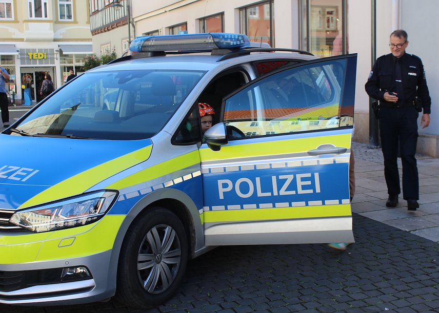 Bild: Jung und alt probierten sich heute im Streifenwagen als potentielle Fahrer aus