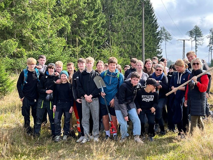 Bild: Mit dem Spaten f&uuml;r den Wald - die beiden neunten Klassen der Regelschule Niedersachswerfen halfen bei der Wiederaufforstung im Harz