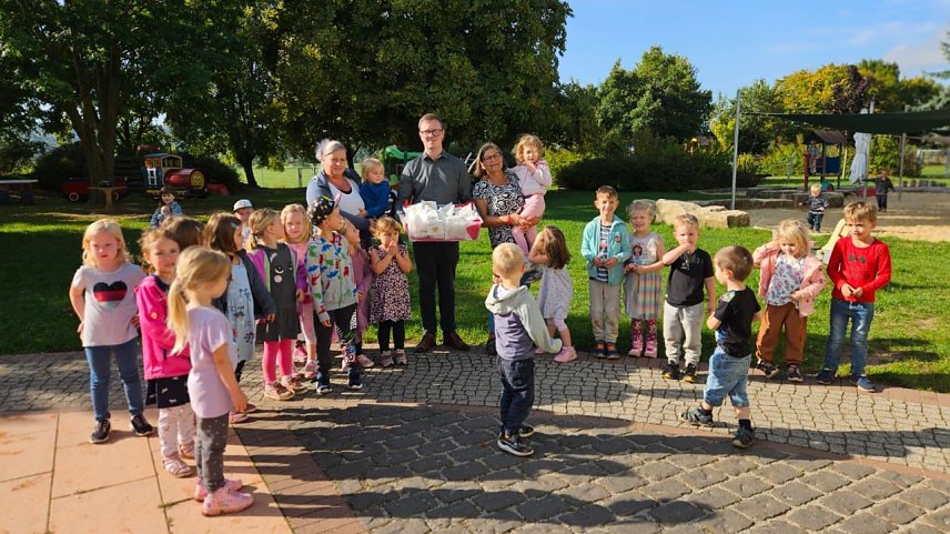 Bild: F&uuml;r die jungen Wipperdorfer gab es zum Kindertag eine kleine &Uuml;beraschung 