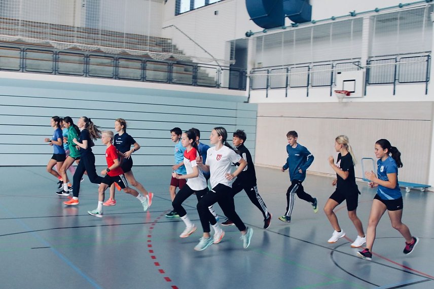Bild: Aufw&auml;rmen in der Wiedigsburghalle - 82 Nachwuchssportler aus ganz Th&uuml;ringen sind dieses Wochenende in Nordhausen zu Gast