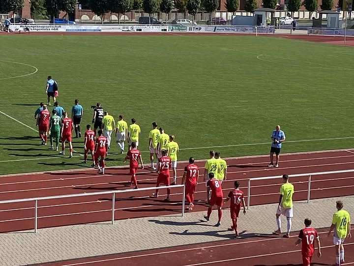 Bild: Einmarsch in die Manege: Der FSV Preu&szlig;en (in gelb) siegt gegen Saalfeld