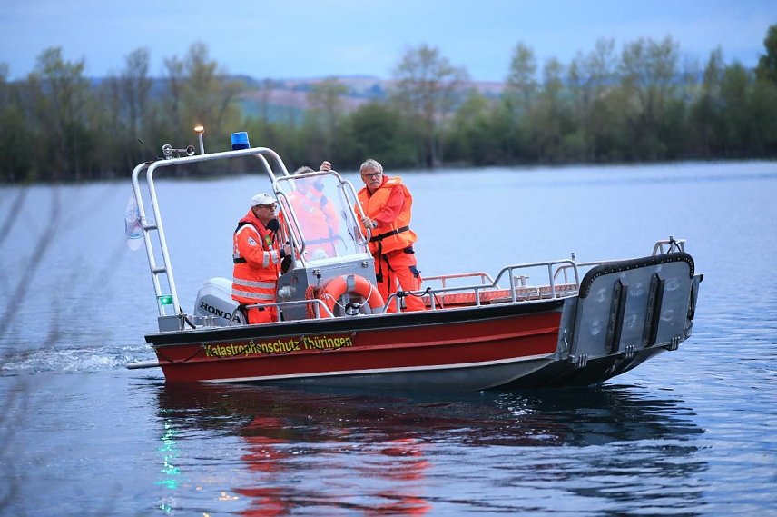 Bild: Die Wasserrettung kam f&uuml;r eine m&auml;nnliche Person am M&ouml;wensee zu sp&auml;t, der Mann konnte nur noch tot geborgen werden