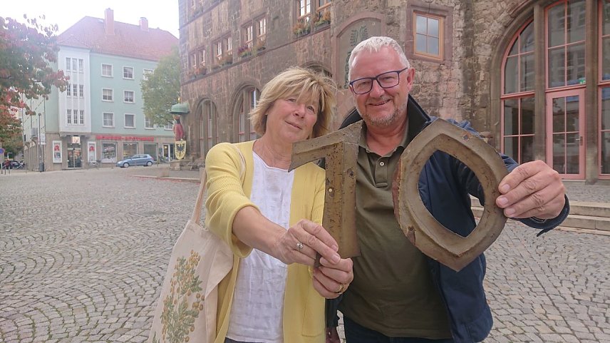 Bild: Die Inspiration zum Logo fand Uwe Peters bei den alten Ziffern der Rathausuhr, die er hier zusammen mit Barbara Rinke pr&auml;sentiert