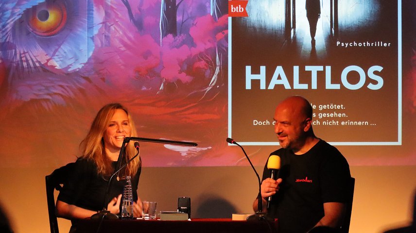 Bild: Autorin Sarah Nisi las im Tabakspeicher