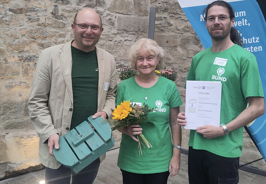 Bild: Dr. Gunther Wurschi, Evelyne H&ouml;hn und Dr. Lars Ludwig vom BUND-Ortsverband Bad Langensalza nehmen in Erfurt den Th&uuml;ringer Umweltpreis f&uuml;r den zweiten Platz entgegen.