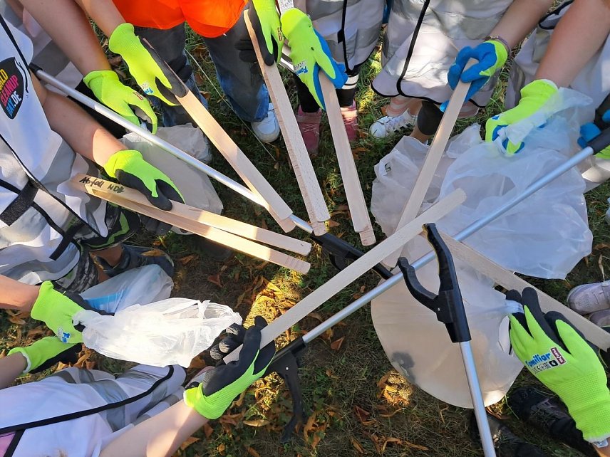 Bild:  Ausgestattet mit Handschuhen, M&uuml;lls&auml;cken und Greifzangen war es ihr Ziel, nicht nur das Schulgel&auml;nde zu s&auml;ubern, sondern auch den angrenzenden Sportplatz und die Wiesen.