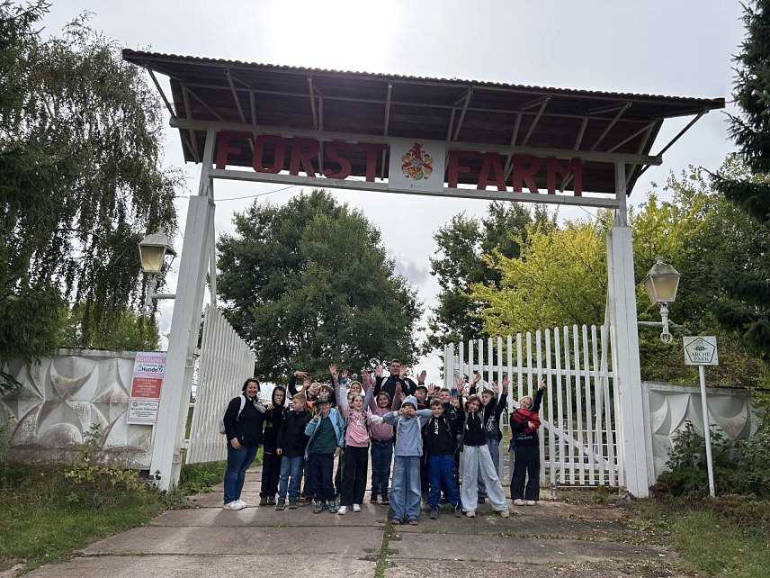 Bild: Die Kinder der Klasse 4a bei der Forst Farm
