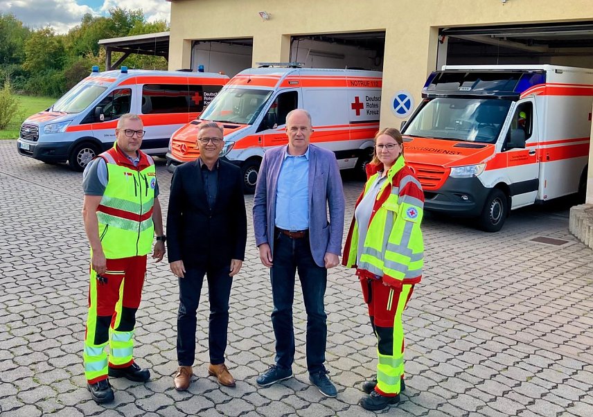 Bild: Das Team des Deutschen Roten Kreuzes in Sundhausen freut sich &uuml;ber Verst&auml;rkung f&uuml;r den Fuhrpark
