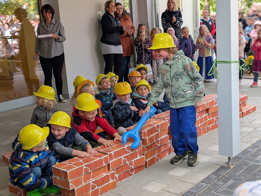Bild: Stein auf Stein: Die Kinder der Kita K&auml;the Kollwitz stellten die Sanierung ihres Kindergartens mit einem lustigen Schauspiel nach