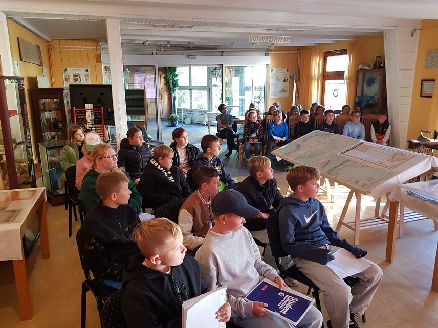 Bild: Einen Ausflug in die Bleicher&ouml;der Schulgeschichte unternahmen die f&uuml;nften Klassen des Schiller-Gymnasiums