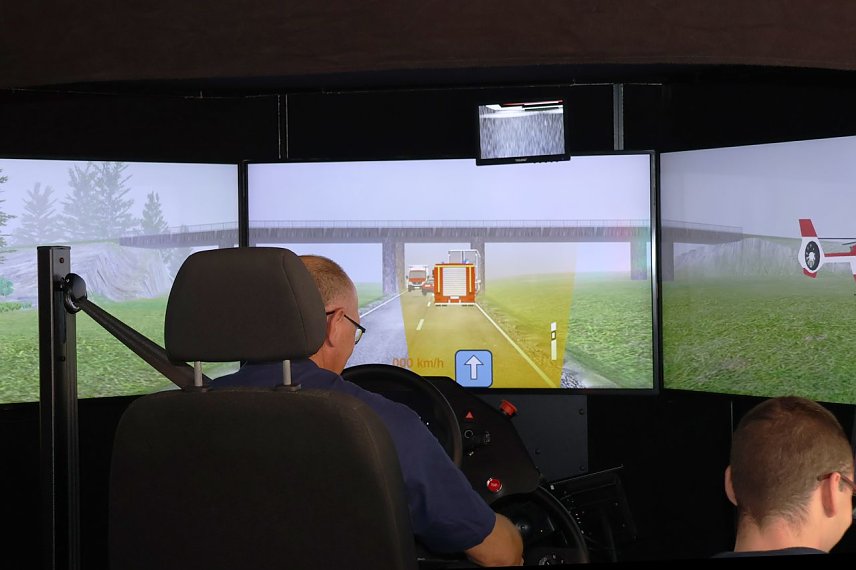 Bild:  Im Simulator mussten die Einsatzkr&auml;fte beispielsweise auf unerwartete Hindernisse reagieren und das Fahren unter Zeitdruck bew&auml;ltigen.