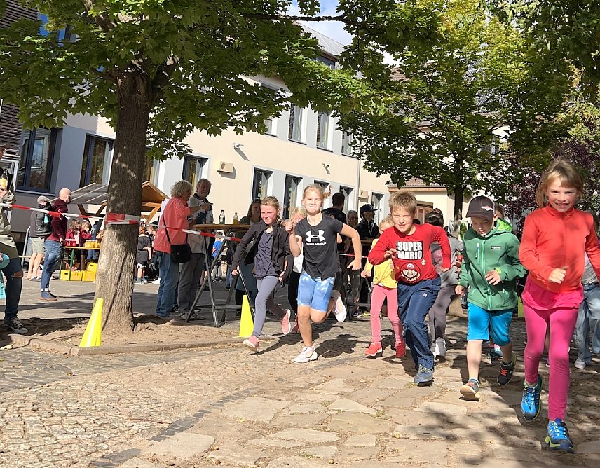 Bild: Kinder laufen f&uuml;r einen guten Zweck auf dem Schulhof der Evangelischen Grundschule Nordhausen 