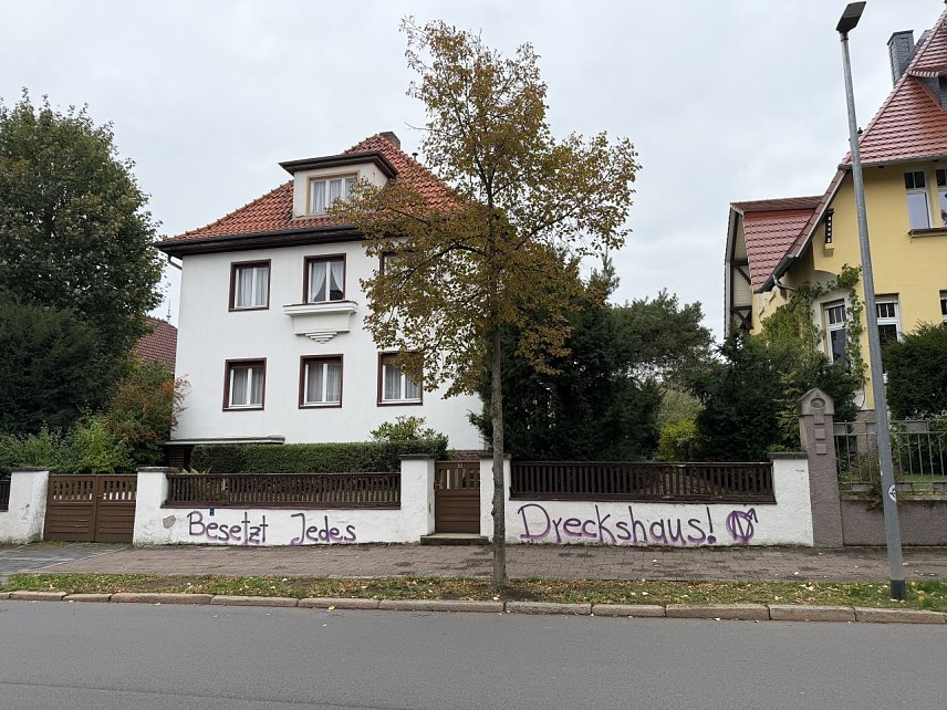 Bild: Haus beschmiert. 
