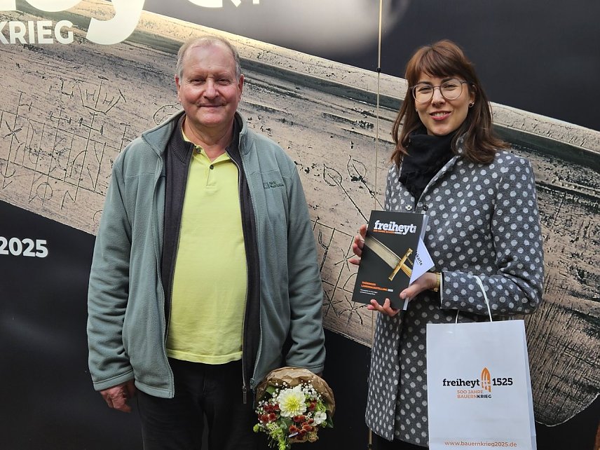 Bild:  Der Jubil&auml;umsbesucher aus Weimar erhielt zur Feier des Tages einen Blumenstrau&szlig; und ein kleines Pr&auml;sent von der stellvertretenden Direktorin Sarah P&ouml;nicke.