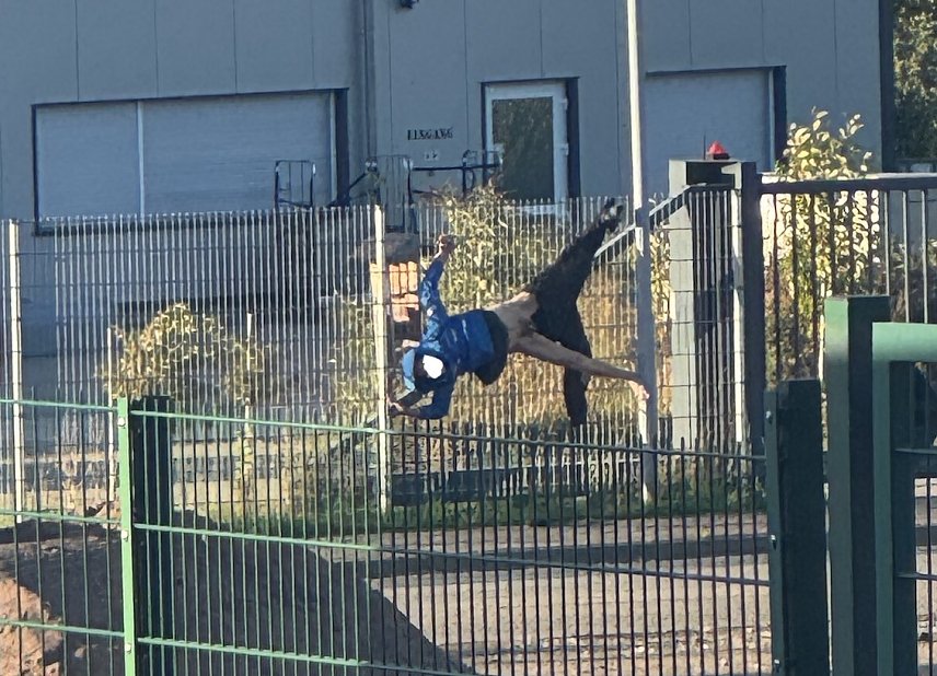 Bild: Verheddert im Geflecht des Daseins: Angetrunkene Person in Niedergebra