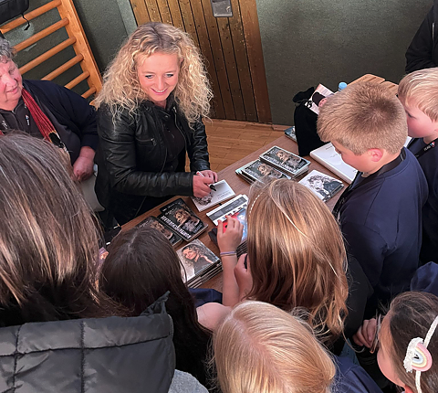 Bild: Die Grundschule Niedersalza feierte einen unvergesslichen Musiktag mit Christina Rommel