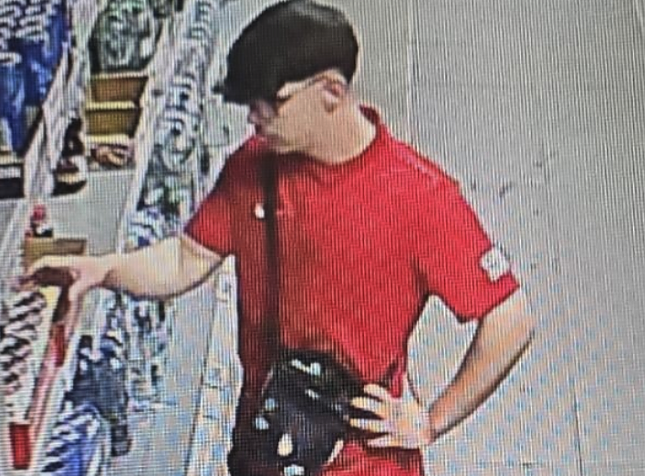 Bild: &Ouml;ffentlichkeitsfahndung nach r&auml;uberischem Diebstahl - Wer erkennt diesen Mann?