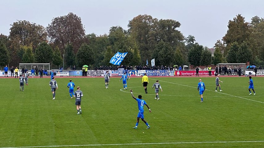 Bild: Die Wacker Fans sangen unerm&uuml;dlich - gen&uuml;tzt hat es nichts. Nordhausen verliert 0:2 in Bad Langensalza 