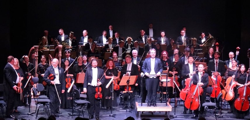 Bild: Das Loh-Orchester empf&auml;ngt seinen Applaus. In der Mitte Generalmusikdirektor Gabor Hontvari