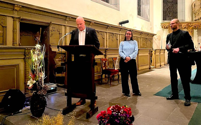 Bild: B&uuml;rgermeister Steffen Grimm (links) hie&szlig; Christian Scheel (rechts) in der Trinitatiskirche herzlich Willkommen.
