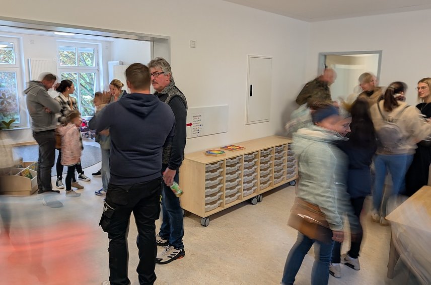Bild: Zur Er&ouml;ffnungsfeier mit den Kindern und ihren Familien wurde die Kita K&auml;the Kollwitz interessiert angeschaut
