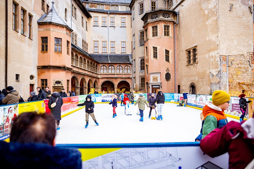 Bild: Auf dem Schlosshof in Sondershausen er&ouml;ffnet ab 30. November die Eisbahn.