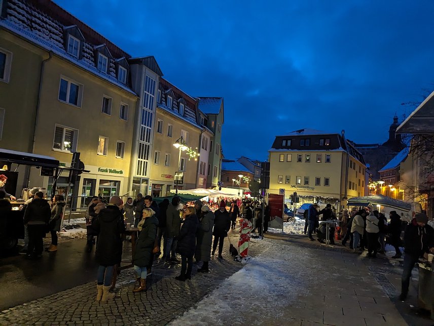Bild: Der Gl&uuml;hweinzauber lockt seit drei Jahren am ersten Advent Besucher zum stimmungsvollen Shoppen in die Sondersh&auml;user Innenstadt