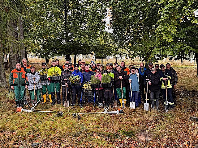 Bild: Nordth&uuml;ringer Lebenshilfe pflanzte B&auml;ume im Stadtwald