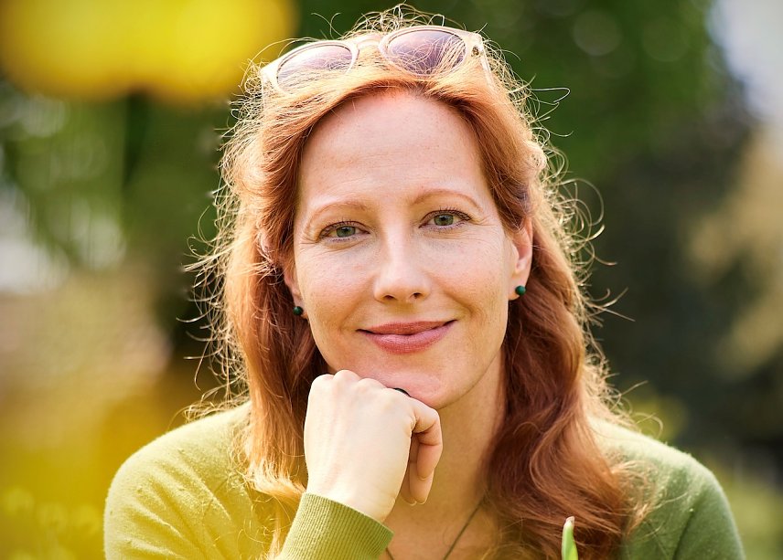 Bild: Sarah Benz, Musikerin, Dipl. Sozialp&auml;dagogin, Notfallseelsorgerin, Trauerbegleiterin und Bestatterin liest am Mittwoch, 22. Oktober 20205, aus ihrem Buch Sarggeschichten.