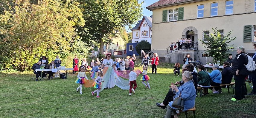 Bild: Die Kindertanzgruppe Barbariski pr&auml;sentierte mit viel Freude ihre T&auml;nze