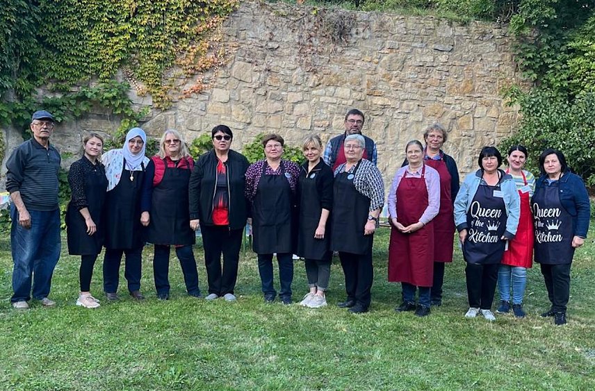 Bild: Zur "Internationale Kochshow 2025" trafen sich Gemeindemitglieder im Pfarrgarten der Trinitatisgemeinde in Sondershausen 