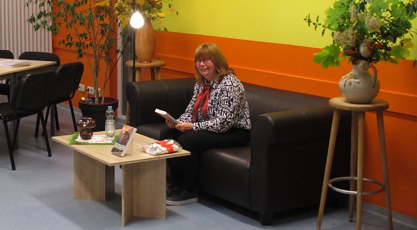 Bild: Autorin Simone Severin bei einem Leseabend im Freizeitzentrum Artern