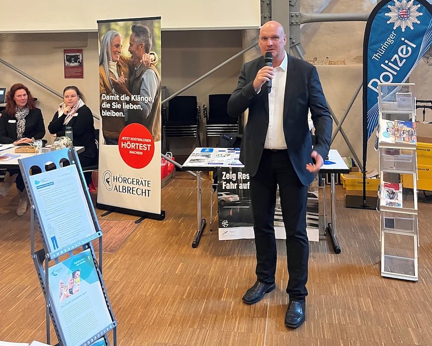 Bild: B&uuml;rgermeister Steffen Grimm begr&uuml;&szlig;t die Senioren und Seniorinnen zum Aktionstag in der Cruciskirche in Sondershausen