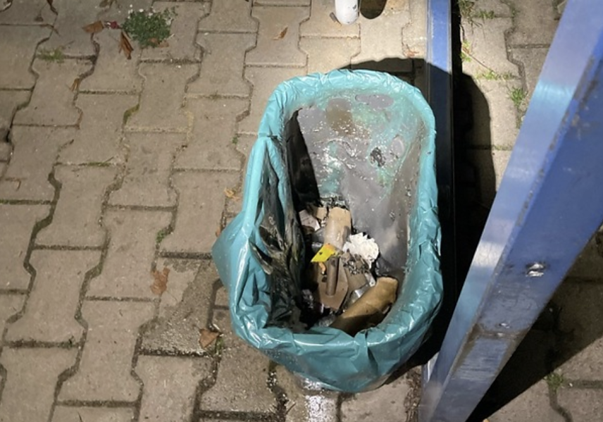 Bild: Abgebrannter M&uuml;lleimer an der Bushaltestelle