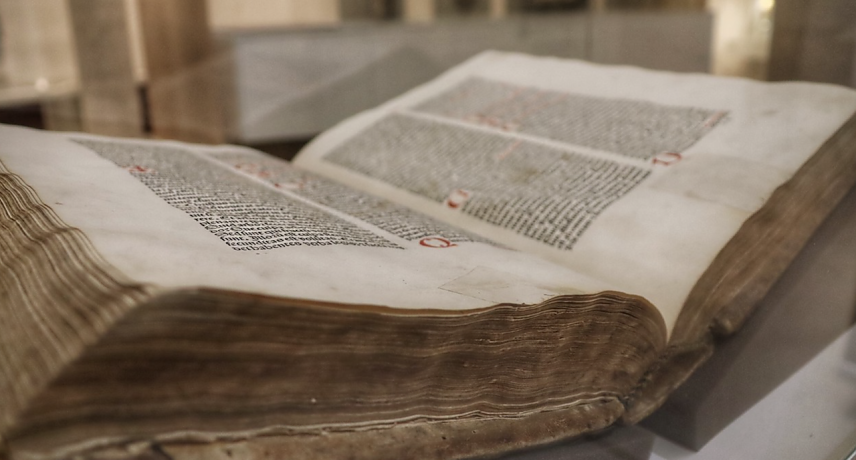 Bild: Ein alter Foliant aus der Himmelgartenbibliothek, der auch Dank des Stadtarchivs heute wieder sicher verwahrt und frei zug&auml;nglich ist