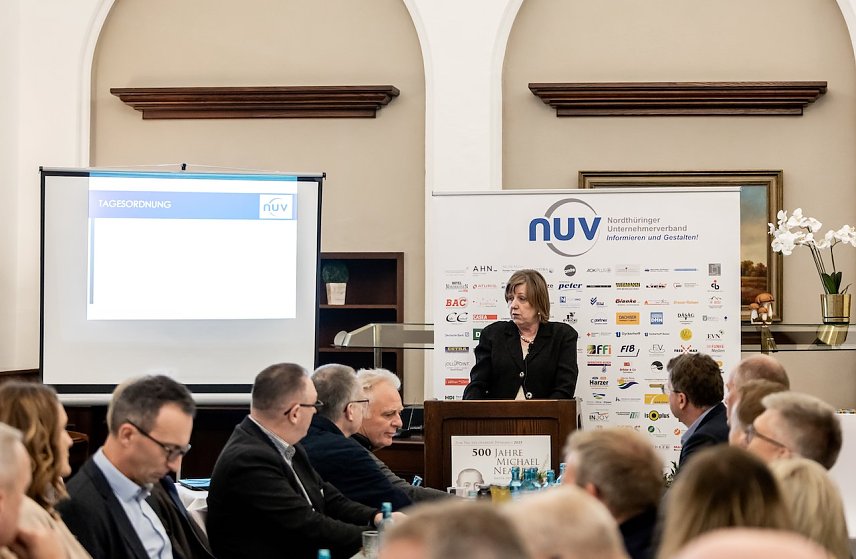 Bild: Martina R&ouml;der begr&uuml;&szlig;t die G&auml;ste des NUV in der Neanderklinik