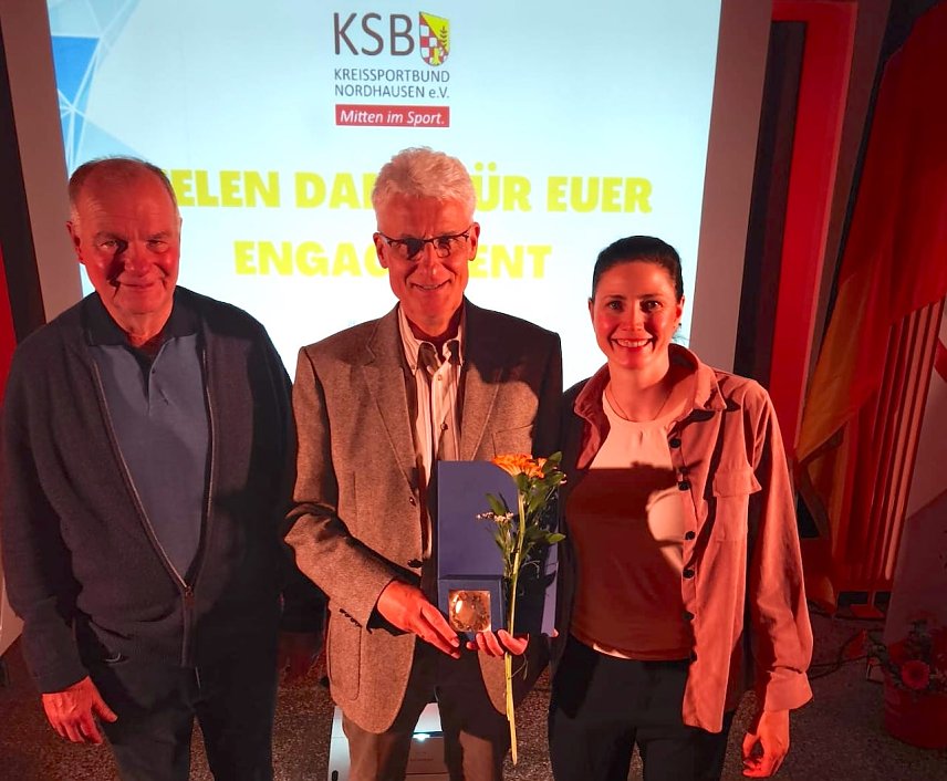 Bild: "Kalle" Steglich (Mitte) wurde geehrt