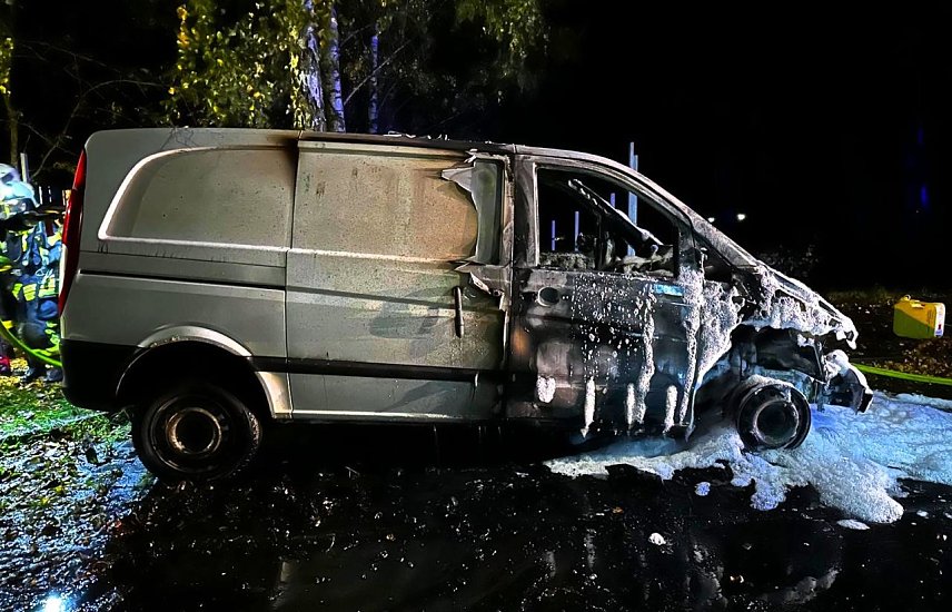 Bild: Ausgebranntes Fahrzeug in Obermehler