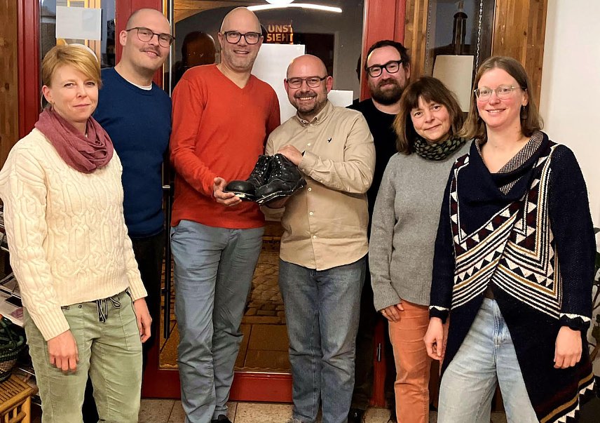 Bild: Alteb u8nd neue Vorst&auml;nde des Vereins studio44