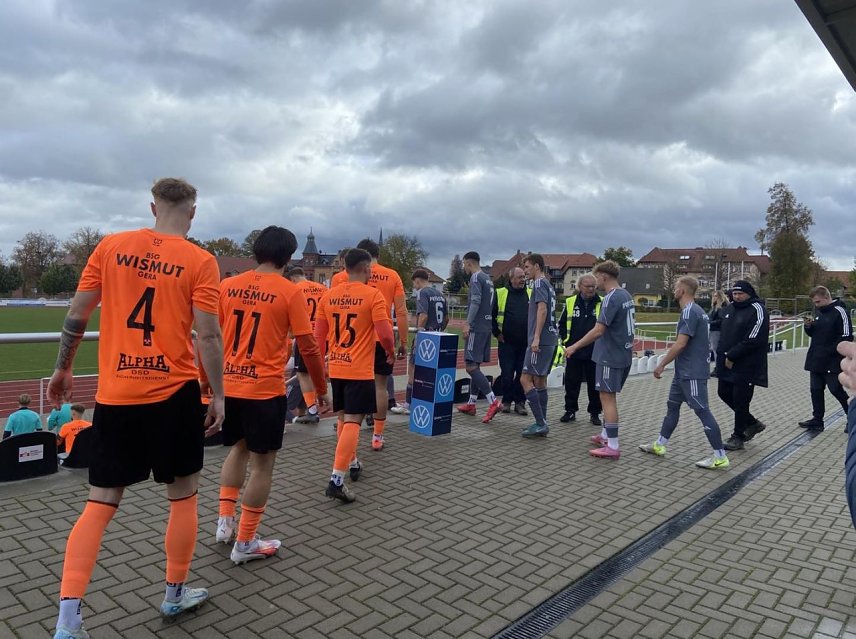 Bild: Einmarsch ins Stadion der Freundschaft: Preu&szlig;en siegt verdient mit 3:1 gegen Wismut Gera