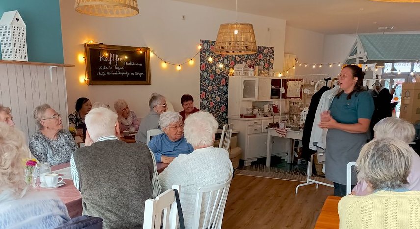 Bild: Ulrike Walter (stehend rechts) begr&uuml;&szlig;t die G&auml;ste im Caf&eacute; Schwesterherz in Bad Langensalza